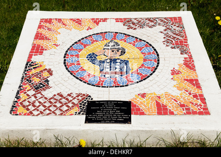 Feuerwehrmosaik von Schulkindern zum 50. Jahrestag des Brands in der Cheapside Street, Anderston Quay, Glasgow, Schottland, Großbritannien Stockfoto