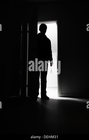 Full-length Einbrecher in Haus Stockfoto