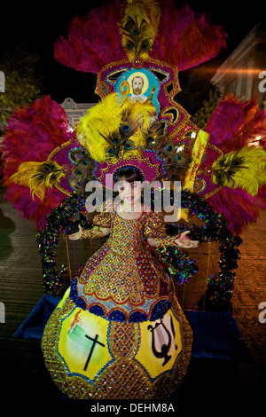 Eine kostümierte Schönheitskönigin tanzt auf den Straßen während der Carnaval de Ponce 20. Februar 2009 in Ponce, Puerto Rico. Stockfoto