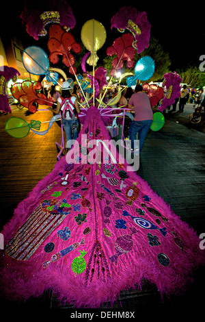 Eine kostümierte Schönheitskönigin tanzt auf den Straßen während der Carnaval de Ponce 20. Februar 2009 in Ponce, Puerto Rico. Stockfoto