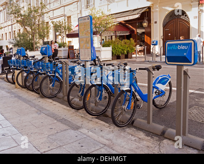 Velo Bleu - blaue Fahrradverleih - umweltfreundliche, grüne Transport in Nizza, Frankreich Stockfoto