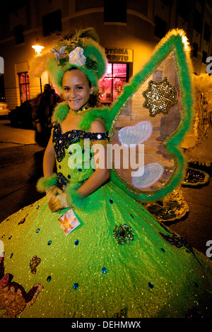 Eine kostümierte Schönheitskönigin tanzt auf den Straßen während der Carnaval de Ponce 20. Februar 2009 in Ponce, Puerto Rico. Stockfoto