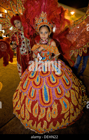 Eine kostümierte Schönheitskönigin tanzt auf den Straßen während der Carnaval de Ponce 20. Februar 2009 in Ponce, Puerto Rico. Stockfoto