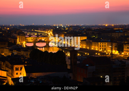 Erhöhte Ansicht der Stadt in der Abenddämmerung, Ponte Vecchio, Florenz, Toskana, Italien Stockfoto