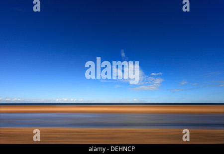 Der Strand und das Meer bei Holme an der Küste von Norfolk. Stockfoto