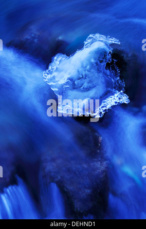 Detail aus einem Wasserstrom mit Eis im Winter. Stockfoto