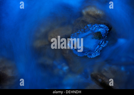 Detail aus einem Wasserstrom mit Eis im Winter. Stockfoto