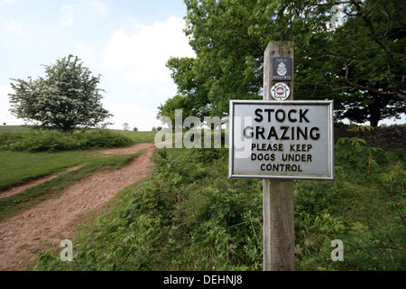 Ein Warnungsschild für die Weidewirtschaft auf Ackerland in der Nähe von Crook Peak, Somerset, Großbritannien. Stockfoto