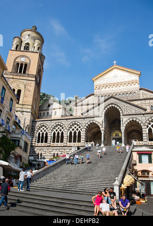 Touristen in eine Kathedrale von Amalfi Duomo, Amalfi, Provinz Salerno, Kampanien, Italien Stockfoto