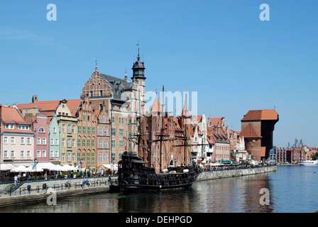 Historische Altstadt von Danzig mit dem alten Hafen auf der Mottlau. Stockfoto