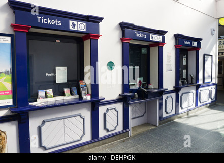 Kassenhäuschen geschlossen am Bahnhof King's Lynn. Stockfoto