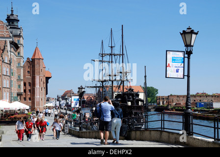 Historische Altstadt von Danzig mit dem alten Hafen auf der Mottlau. Stockfoto