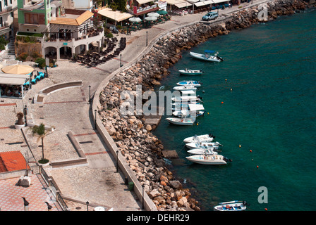 Luftaufnahme von Parga Stadt und Hafen in der Nähe von Syvota in Griechenland. Ionisches Meer