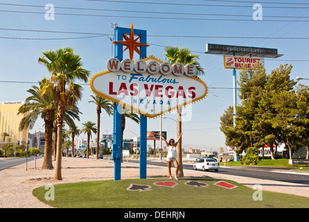 Junge Frau posiert neben "Welcome to Fabulous Las Vegas" Schild am Las Vegas Boulevard South. JMH5454