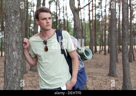 Hübscher junger Mann mit Rucksack wandern Wald Stockfoto