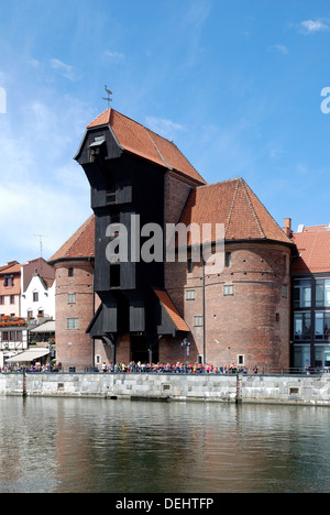 Kran im alten Hafen von Danzig als Wahrzeichen der Hansestadt. Stockfoto