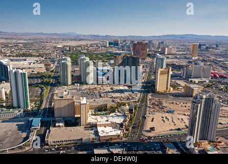 Las Vegas Nevada USA Strip gesehen vom Turm des Stratosphere Casino und Hotel Hilton links und Sahara. JMH5458 Stockfoto