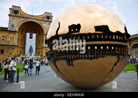 Sfera Conserva Skulptur außerhalb ein Museum, Vatikanischen Museen, Rom, Latium, Italien Stockfoto