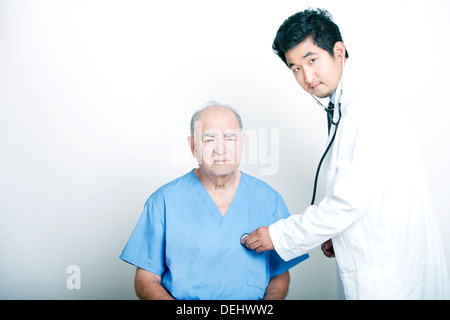 Junge asiatische Arzt beruhigend einen Senior erwachsenen Patienten Stockfoto