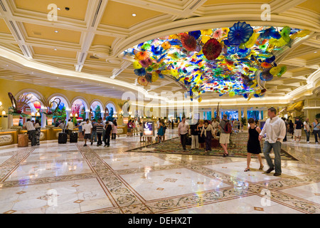 Chihulyss "Fiori di Como" Muranoglas Decke im Resort und Casino Lobby die Bellagio, Las Vegas, Nevada, USA. JMH5468 Stockfoto