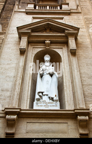 Niedrigen Winkel Ansicht einer Statue in einem Museum, Vatikanische Museen, Vatikanstadt, Rom, Latium, Italien Stockfoto