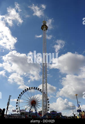 München, Deutschland. 19. September 2013. Journalisten fahren "Skyfall" während einer Pressetour Oktoberfest in München, 19. September 2013. Oktoberfest startet am 21. September 2013. Foto: TOBIAS HASE/Dpa/Alamy Live News Stockfoto