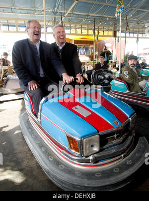 München, Deutschland. 19. September 2013. Bürgermeister von München Christian Ude (L) und Oktoberfest-Manager und Wirtschaftsreferent Dieter Reiter München fahren ein Autoscooter während einer Pressetour Oktoberfest in München, 19. September 2013. Oktoberfest startet am 21. September 2013. Foto: TOBIAS HASE/Dpa/Alamy Live News Stockfoto