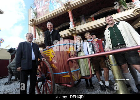 München, Deutschland. 19. September 2013. Bürgermeister von München Christian Ude (L) und Oktoberfest-Manager und Wirtschaftsberater von München Dieter Reiter (2 L) während einer Pressetour Oktoberfest in München, 19. September 2013. Oktoberfest startet am 21. September 2013. Foto: TOBIAS HASE/Dpa/Alamy Live News Stockfoto