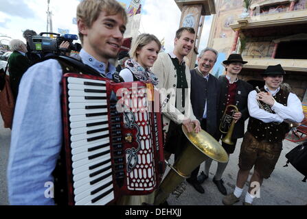 München, Deutschland. 19. September 2013. Bürgermeister von München Christian Ude (4-L) während einer Pressetour Oktoberfest in München, 19. September 2013. Oktoberfest startet am 21. September 2013. Foto: TOBIAS HASE/Dpa/Alamy Live News Stockfoto