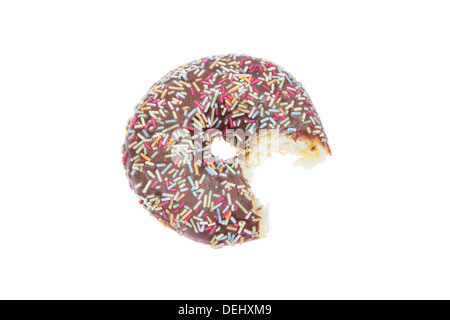 Donut mit Schokoladenglasur, beißen und streut von oben abgebildet und isoliert auf weißem Hintergrund Stockfoto