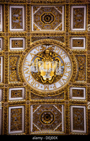 Details der Decke in einer Basilika, St. Peter Basilika, Vatikanstadt, Rom, Latium, Italien Stockfoto