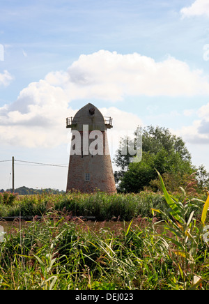 Ein Blick auf eine redundante Entwässerung Mühle auf den Norfolk Broads in Clippesby, Norfolk, England, Vereinigtes Königreich. Stockfoto