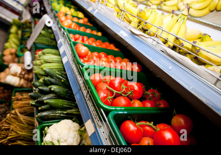 Verschiedene Gemüse Obst auf Display Supermarkt Stockfoto