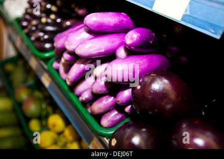 Vielzahl Auberginen auf Display-Lebensmittelgeschäft Stockfoto