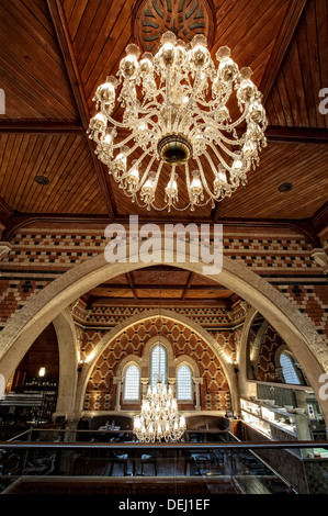 Innenraum der Kapelle 1877 in Cardiff, Südwales. Eine ehemalige Kapelle, die jetzt in eine Bar und ein Restaurant umgewandelt. Stockfoto