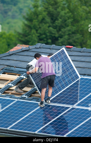 Installation von Photovoltaik-Solarzellen am Dach des Hauses, Deutschland Stockfoto