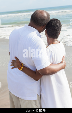 Rückansicht des romantisch senior afroamerikanische Mann und Frau zu zweit auf einem einsamen tropischen Strand Stockfoto