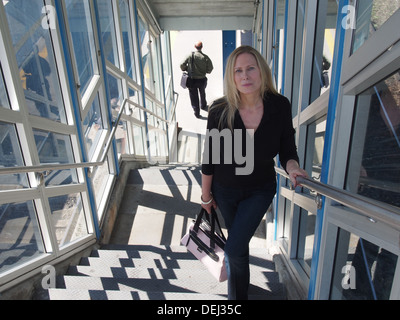 Frau klettert Zug Bahnhof Schritte nach der Ankunft zu den Vororten von New York City, New York, USA Stockfoto