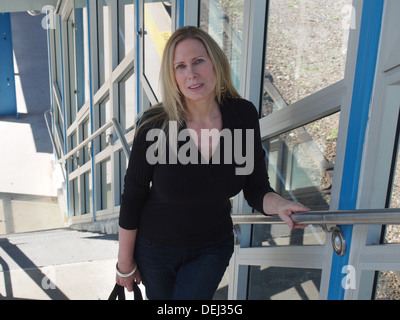 Frau klettert Zug Bahnhof Schritte nach der Ankunft zu den Vororten von New York City, New York, USA Stockfoto