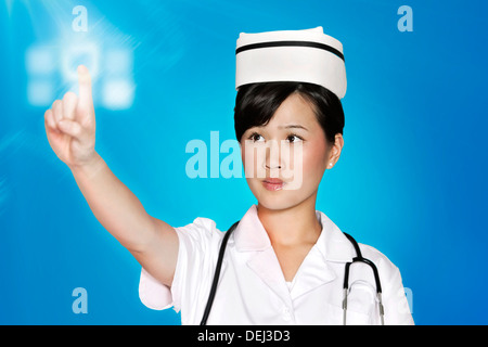 Krankenschwester mit futuristischen touch-Screen auf blauem Hintergrund Stockfoto