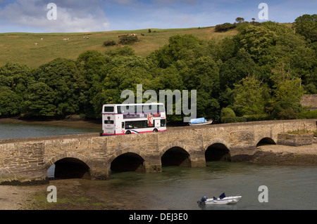 Eine geplante Nummer 93 erste Bus Doppeldecker-Bus Reisen auf der A379 Straße über eine Brücke in der Nähe von Kingsbridge, Devonshire, UK. Stockfoto