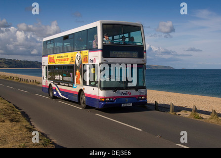 Die geplante Anzahl 93-Doppeldecker-Bus Reisen entlang Slapton Sands, Strand Devonshire, Großbritannien auf die A379 Küste road.a UK Meer Stockfoto