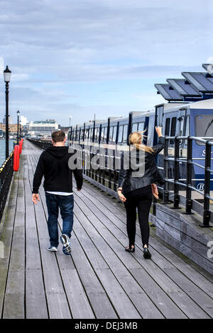 Schauspielerin Clare Sweeney und Schauspieler John Thomson zu Fuß auf Southend Pier Stockfoto