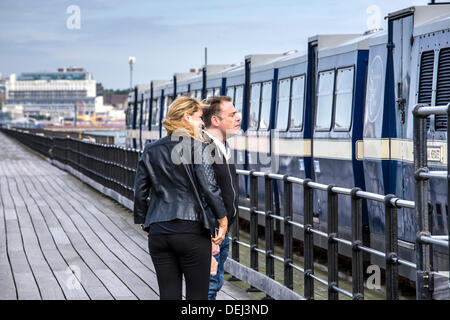 Schauspielerin Clare Sweeney und Schauspieler John Thomson zu Fuß auf Southend Pier Stockfoto