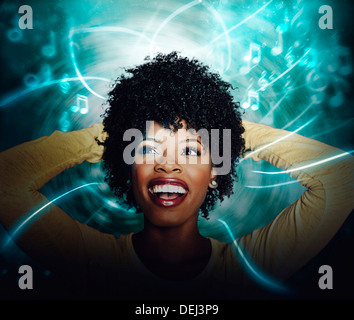 African American Young Woman with Online-Streaming-Musik hören Stockfoto