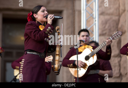 Feier der Unabhängigkeit Mexikos enthalten Hispanic Violine Spielerin und Sängerin im traditionellen mexikanischen Mariachi-band Stockfoto