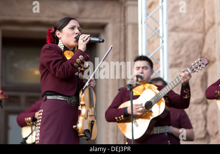 Feier der Unabhängigkeit Mexikos enthalten Hispanic Violine Spielerin und Sängerin im traditionellen mexikanischen Mariachi-band Stockfoto