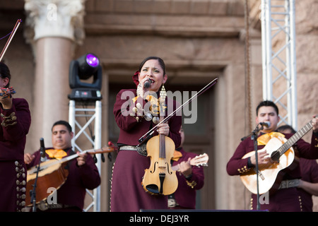 Feier der Unabhängigkeit Mexikos enthalten Hispanic Violine Spielerin und Sängerin im traditionellen mexikanischen Mariachi-band Stockfoto