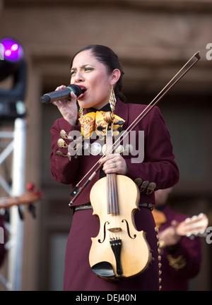 Feier der Unabhängigkeit Mexikos enthalten Hispanic Violine Spielerin und Sängerin im traditionellen mexikanischen Mariachi-band Stockfoto