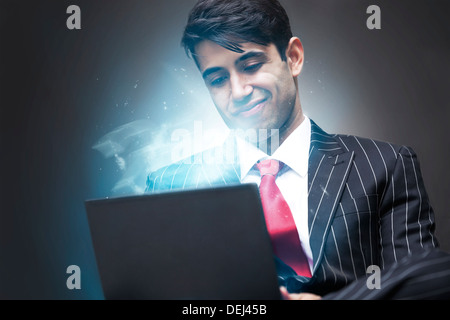 Junge indische Geschäftsmann mit beleuchteten tablet Stockfoto